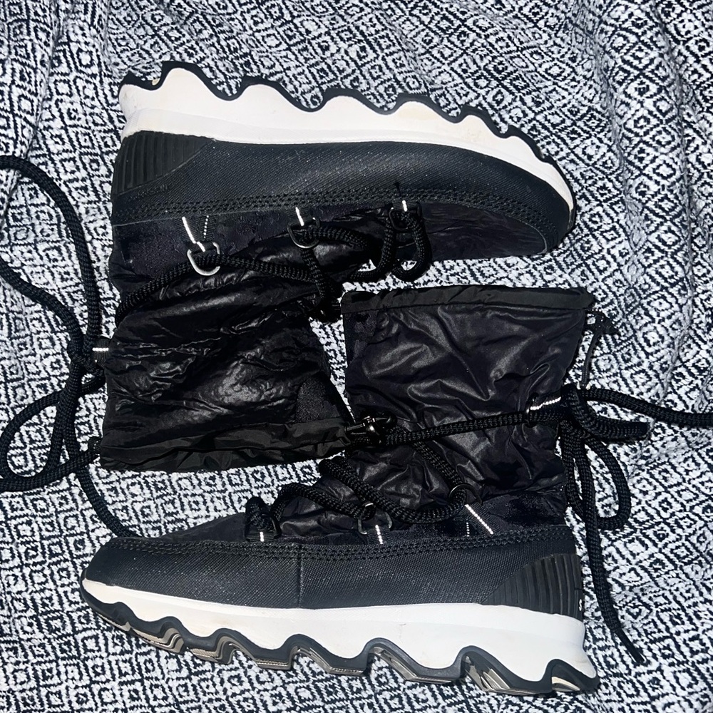Size 8 lace up sorel shoes